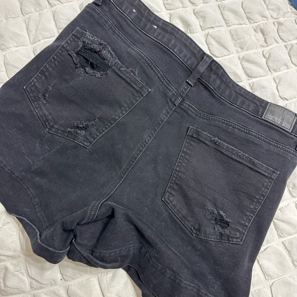 Disstressed BLACK SHORT - Picture 2 of 5